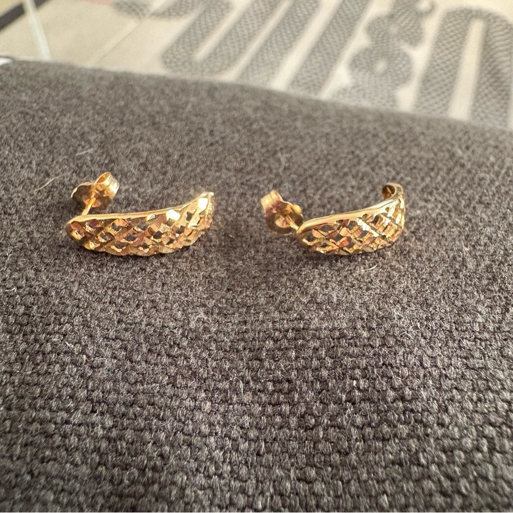Chic 14k Gold Textured Earrings - Picture 4 of 12